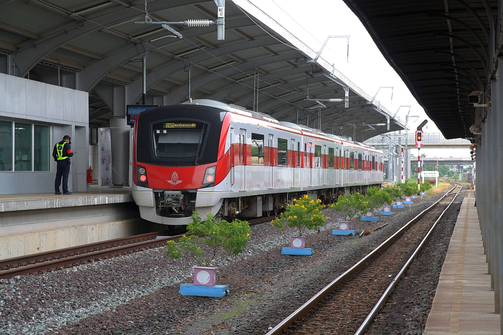 SRTET 2084 (Hitachi, Type AT100, Baujahr 2020) als Zug 2032 nach Bang Sue Grand Station (RN01) am 01.Mai 2022 in der SRTET Taling Chan Station (RW06). Das Gleis rechts im Bild gehört zum SRT Netz.