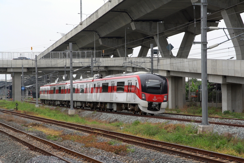 SRTET 2xx1 (Hitachi, Type AT100, Baujahr 2020) als Zug 20xx von Bang Sue Grand Station (RN01) am 01.Mai 2022 kurz vor der SRTET Taling Chan Station (RW06). Die Gleise links im Bild gehört zum SRT Netz.