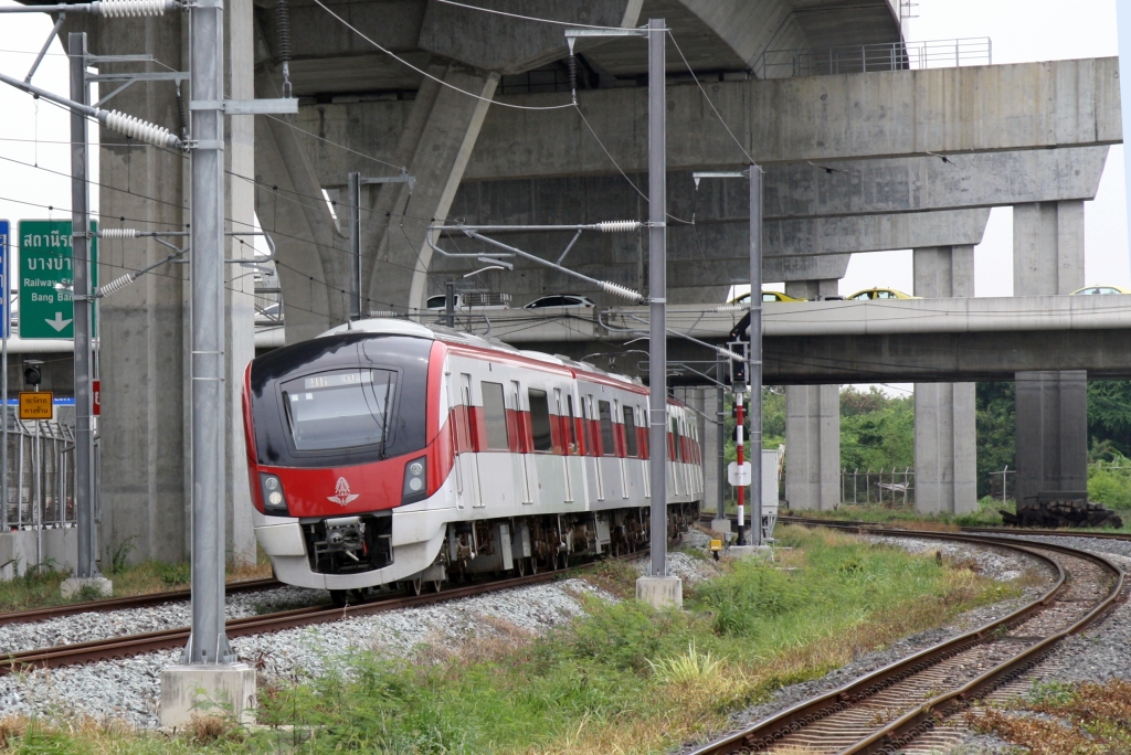 SRTET 2xx4 (Hitachi, Type AT100, Baujahr 2020) als Zug 20xx von Bang Sue Grand Station (RN01) am 01.Mai 2022 kurz vor der SRTET Taling Chan Station (RW06). Das Gleis rechts im Bild gehört zum SRT Netz.
