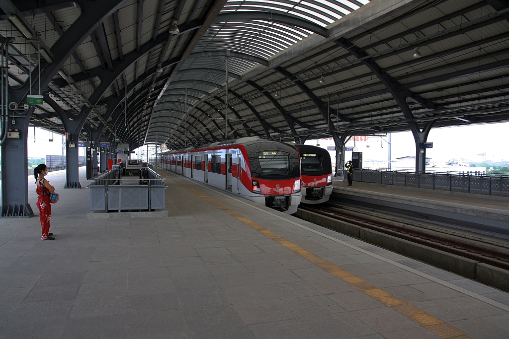SRTET Rangsit Station (RN10) am 01.Mai 2022 mit dem SRTET 1121 (Hitachi, Type AT100, Baujahr 2020) nach der Ankunft als Zug 1029 von Bang Sue Grand Station (RN01) neben dem abfahrbereiten SRTET 1111 (Hitachi, Type AT100, Baujahr 2020) als Zug 1030 nach Bang Sue Grand Station (RN01).