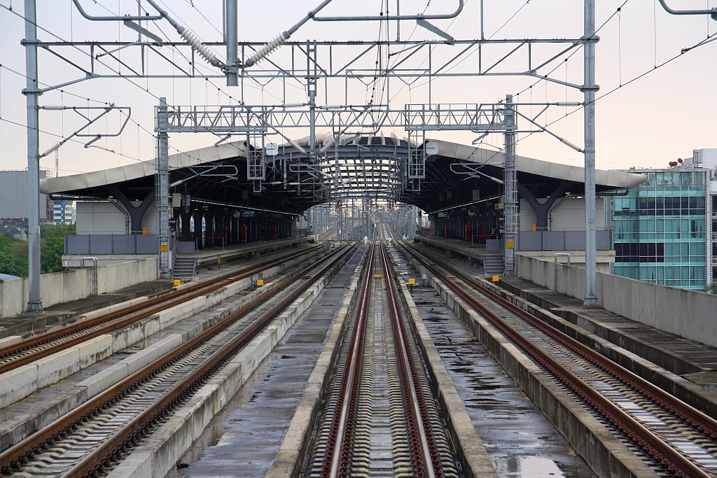 SRTET Wat Samian Nari Station (aufgenommen durch die Stirnwandtüre des letzten Wagen des ORD 207) am 28.April 2023. - Die beiden inneren Gleise werden seit der Inbetriebnahme der Krungthep Aphiwat Station der SRT (vorher Bang Sue Grand Station genannt) am 19.Jänner 2023 von den Zügen der Northern und Northeastern Line ohne Halt zwischen Krungthep Aphiwat Station bzw. Nikhom Rotfai Km. 11 Station und Don Muang Station befahren.