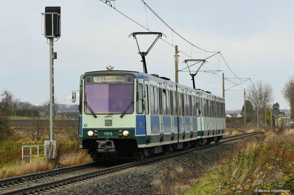 SSB 7575 und 7577 als Linie 18 auf dem Weg von Köln nach Bonn bei Merten am 03.12.2021.