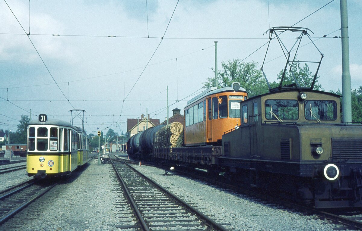 SSB Filderbahn Bf. S-Möhringen abfahrbereiter SSB-(Vollspur-)G-Zug mit (Meterspur-)ATw 2003 auf G-Wg am Haken; daneben (Meterspur-)Linie 31 (GT4+T2-Bw) Ri. Plieningen_17-04-1974