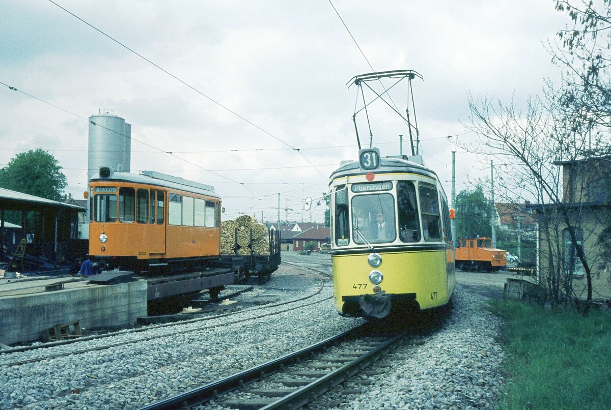 SSB Filderbahn Bf. S-Möhringen ATw 2003 (ex 823) wird auf G-Wagen verladen; daneben Linie 31[477]nach Plieningen, im Hintergrund A-Lok 2023_17-04-1974