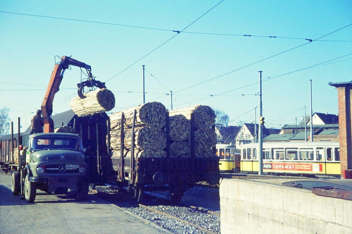 SSB Filderbahn Bf. S-Möhringen G-Wagen werden neben den Wagenhallen beladen 26-02-1975