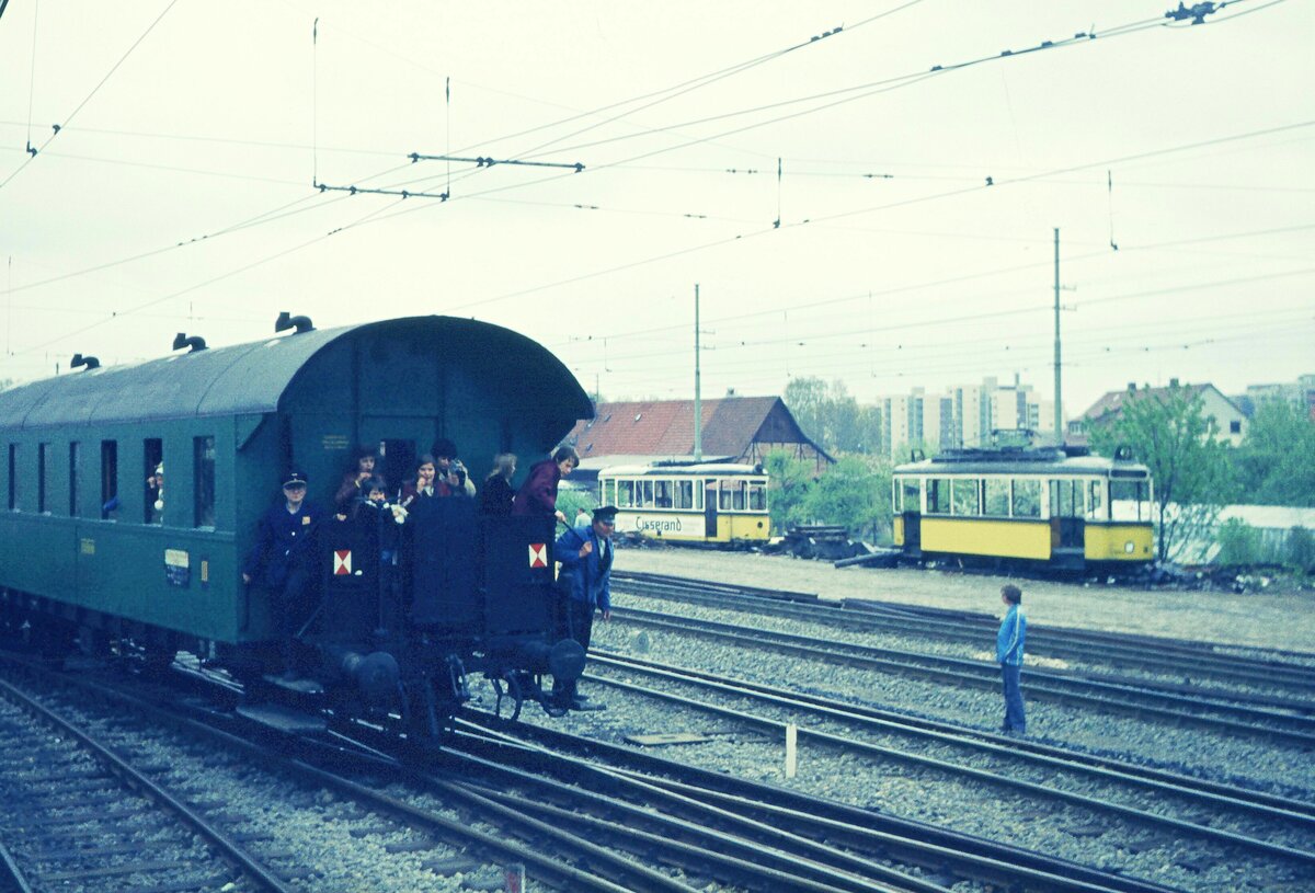 SSB Filderbahn Bf. S-Möhringen Sonderzug drückt in Bhf; hinten T2[756] + GS-Tw[854]zur Verschrottung 04-05-1975