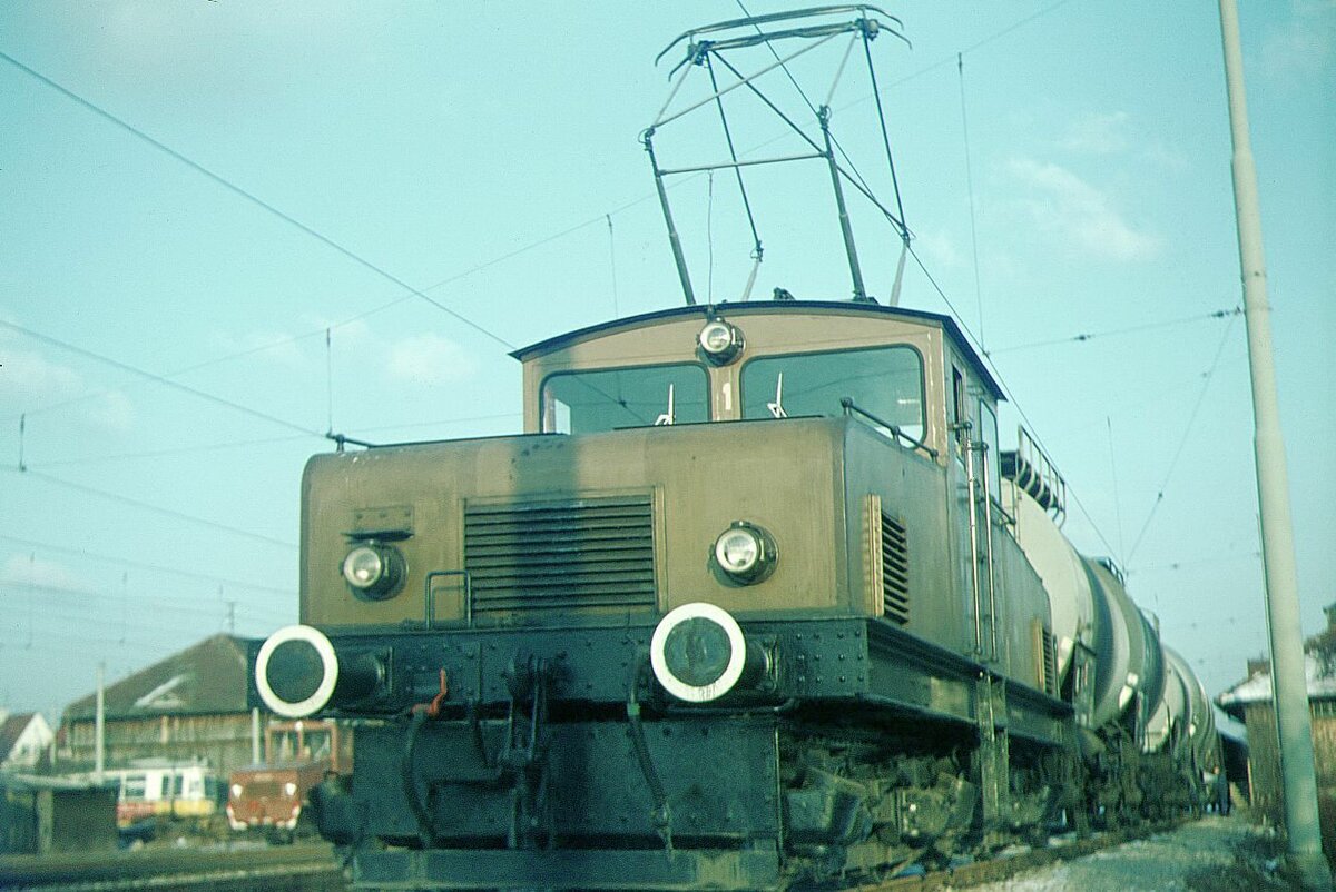 SSB Filderbahn Bf. S-Möhringen SSB-Ellok Nr.1 mit Kesselwagenzug abfahrbereit nach S-Vaihingen 02-1971