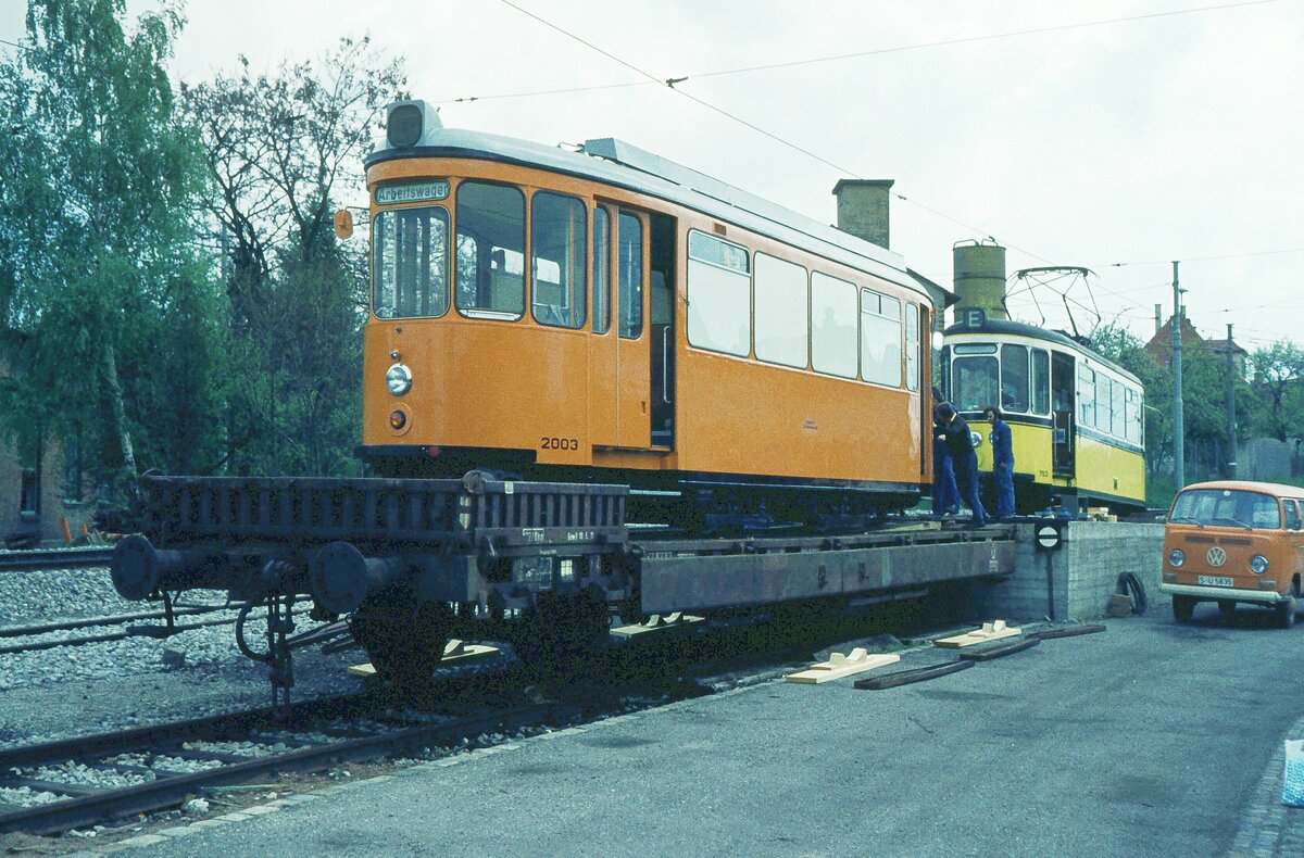 SSB Filderbahn Bf. S-Möhringen; über die Laderampe von T2 Nr. 753 auf den G-Wagen geschoben : ex SSB 823 als Schleifwagen 2003 zum Endausbau nach Hannover_17-04-1974