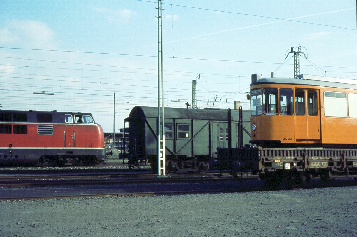 SSB Filderbahn Bf. S-Vaihingen, AW 2003 von SSB Filderbahn-Ellok angeliefert; was sich da so alles trifft ... 17-04-1974