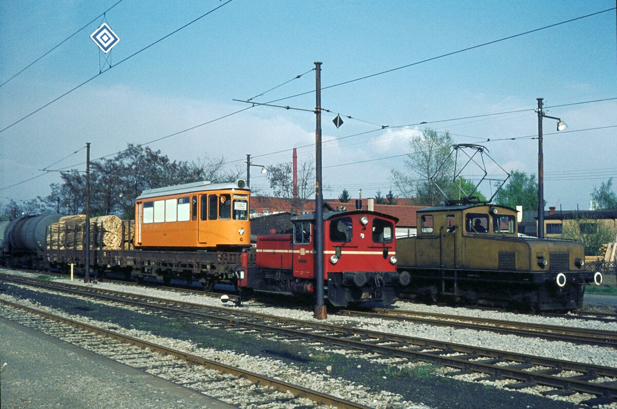 SSB Filderbahn im Bf. S-Vaihingen mit AW 2003 (ex 823)auf G-Wagen; Köf übernimmt von SSB Ellok Nr.1 am 17-04-1974
