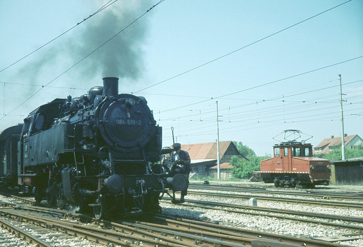 SSB Filderbahn Bf.S-Möhringen am 27-05-1973 mit 064519-2 auf Sonderfahrt bevor sie 3 Monate später ausgemustert wurde; im Hintergrund Arbeitslok 2024 (Trümmerlok 4, ME/BBC Bj.1946) zur Verschrottung abgestellt.