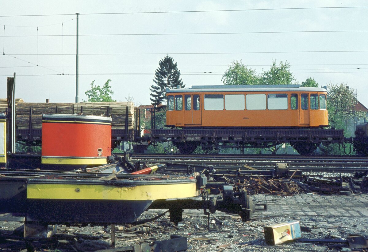 SSB Filderbahn Bf.S-Möhringen; auf dem SSB-G-Zug nach S-Vaihingen ATw 2003 (ex T2 Nr.823); für dessen Bw-Geschwister (B2) im Vordergrund ist das 'Leben' hier bereits zu Ende. 17-04-1974
