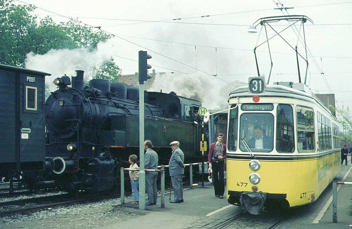 SSB Filderbahn Bf.S-Möhringen Linie 31 GT4[477] und GES-Lok 16 Bj. 1928, AEG Hennigsdorf für Kreis Oldenburger Eisenbahn, 1949 an HzL (Hohenzollerische Landesbahn),seit 1973 bei der GES  04-05-1975