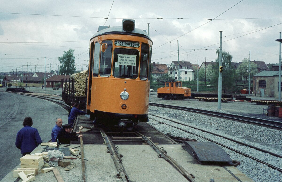 SSB Filderbahn Bf.S-Möhringen 'Spurwechsel' ATw 2003 auf 3-Schienen-Meterspurgleis bis hier her geschleppt, wird zum Ladegut auf Normalspur. Mit Filderbahn G-Zug bis S-Vaihingen 17-04-1974.