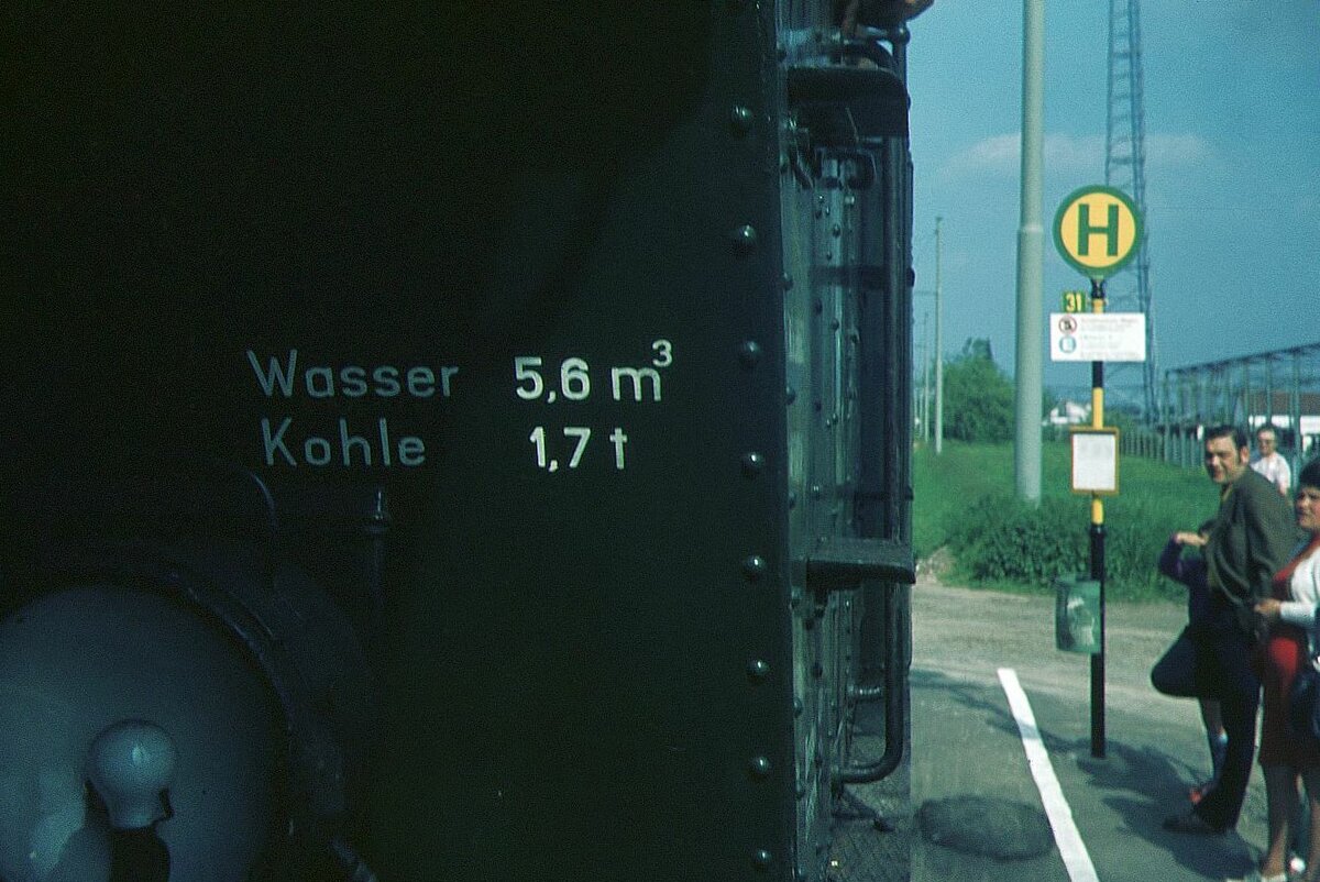SSB Filderbahn  Der 31er kommt heute mit Dampflok!  Zum Tag der offenen Tür an der Haltestelle  Hauptwerkstatt  der SSB. Inzwischen längst  SSB-Zentrum . 26-05-1973