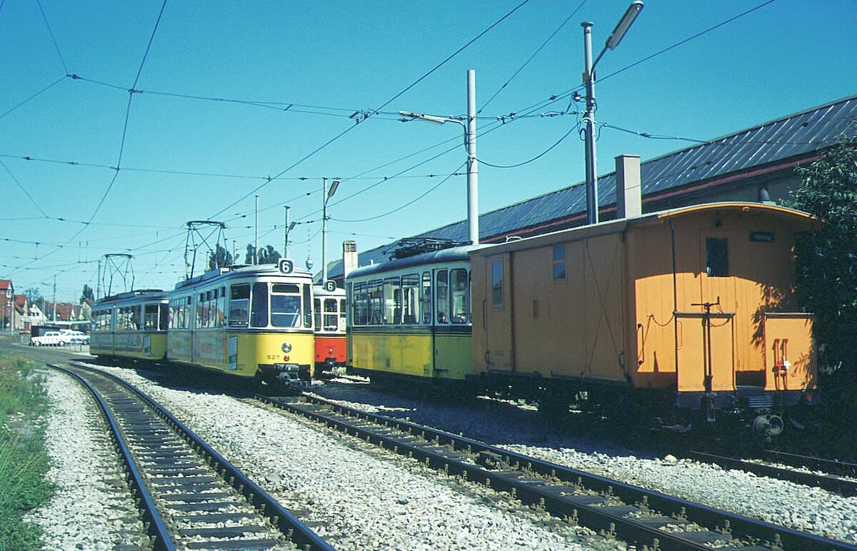 SSB Filderbahn Hilfsgerätewagen 3002 neben Halle Degerloch mit abgestellten Bw 1369 + B2 sowie T2; und der Fernsehturm lugt auch hervor 07-04-1973