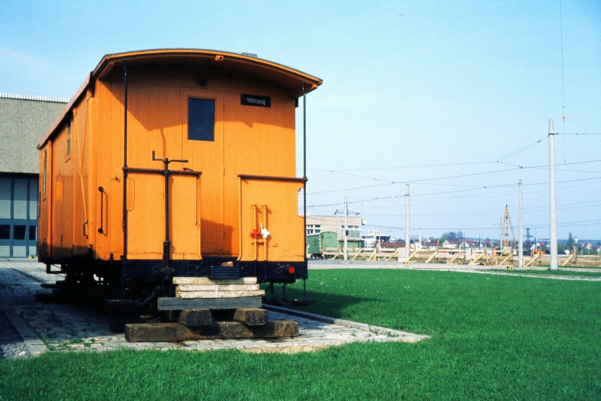 SSB Filderbahn Unfall-Hilfsgerätewagen 3002 am 03-04-1974 hinter der SSB-Hw bevor er im selben Jahr von der DGEG für die Museumsbahn Möckmühl-Dörzbach übernommen und auf 750 mm umgebaut wurde. Bj. 1897 ME mit Nr.B2 als Gepäck- und Postwagen, bis 1951 für Bahnpost- und Expressgutverkehr bei SSB im Einsatz,u.a. auf dem Meterspur(3 Schienen-)gleis zum DB-Bhf. S-Vaihingen. Danach Unfall-Hilfsgerätewagen. [Quelle:  Strassenbahnen um Stuttgart, Verlag Eisenbahn 1984].Inzwischen im Internet zu sehen im  Kleinbahnmuseum Bockenau , als Erinnerung an die Kreuznacher Kleinbahn, unter Dach, im Freien und frei zugänglich.  
