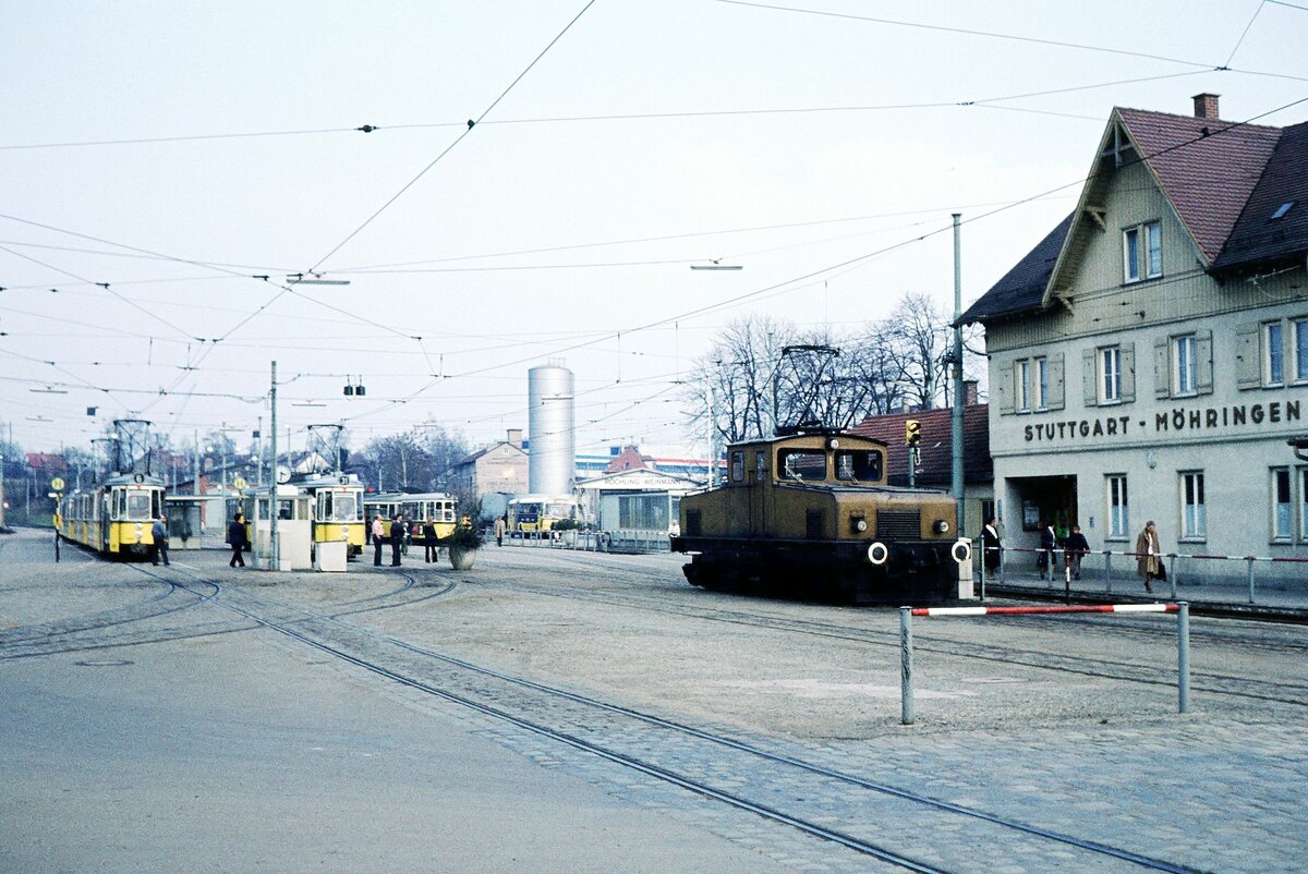 SSB Filderbahn__Bf. S-Möhringen am 27.03.1974. Hier ist gerade  alles  versammelt : Linie 6 auf alter Fb.strecke nach Echterdingen (seit 1964),Linie 31 auf alter Fb.strecke von Hohenheim (seit 1967 nur noch ab Plieningen) nach Vaihingen/F. ,SSB-Ellok Nr.1 (Trelenberg/AEG 1922) ursprünglich auf Normalspur- bzw. 3-Schienengleisen im Güterverkehr von Vaihingen/F. bis Degerloch und Hohenheim unterwegs, in den 70ern nur noch zw. Vaihingen und Möhringen. Dazwischen erkennbar ein Bus der Linie 72, die einzige SSB-Anbindung der Trabantensiedlung Fasanenhof von Möhringen, bis 2010 die Stadtbahn U6 dorthin verlängert wurde.