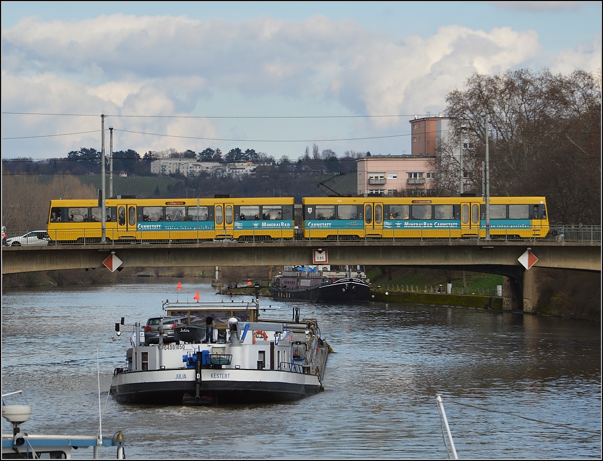 SSB und GMS Julia treffen sich unterhalb der Schleuse in Bad Cannstatt. Stuttgart, Februar 2016.