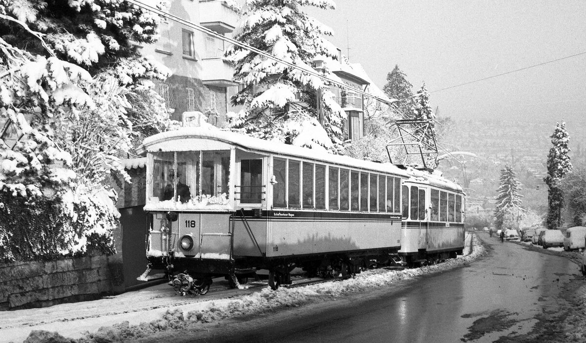 SSB Stuttgart Zahnradbahn__Bei der Bergfahrt war früh die Lage wesentlich entspannter. Bw 118 mit dem einzig gerade fahrfähigen Tw 104 unterhalb der 'Wielandshöhe'.__19-03-1975