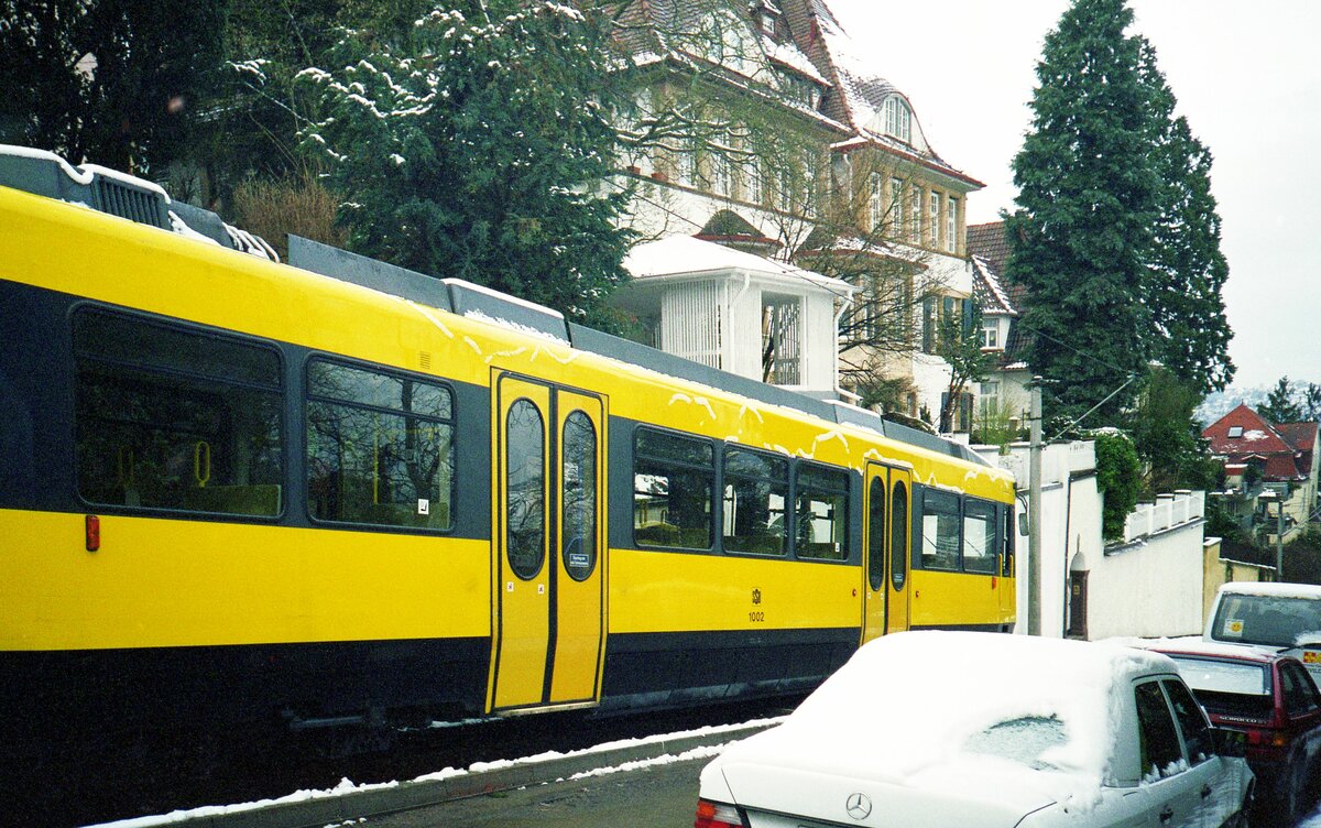 SSB Stuttgart Zahnradbahn__Ungewohntes Bild in den Tagen nach Weihnachten 1999. Ein auf der Strecke auch übernachtender Tw (mit abgezogenem Pantografen), dem die Fahrt ins Depot von einem vom  Orkan  Lothar  am 26. Dezember umgerissenen Baukran versperrt war. __28-12-1999