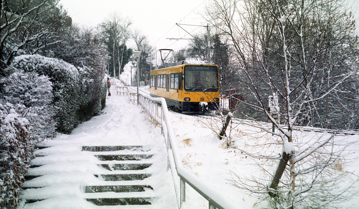 SSB Stuttgart Zahnradbahn__ZT4.1 Nr.1002 unterhalb Nägelestraße in Degerloch.__12-1986