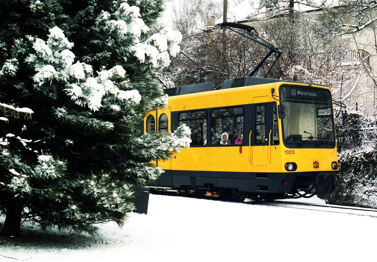 SSB Stuttgart Zahnradbahn__ZT4.1 Nr.1003 in der Ebene kurz vor der Endstation Degerloch.__12-1986