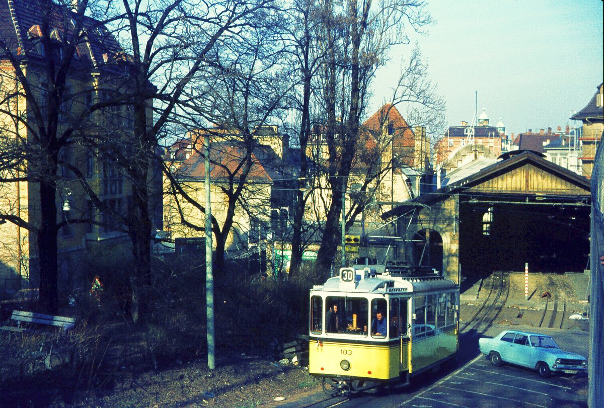 SSB Stuttgart__140 Jahre Zahnradbahn__Die SSB veranstalten eine Feier zum 140sten Geburtstag (23.08.2024) der Zahnradbahn am 5. Oktober im Betriebshof, dem alten Zbhf von 1884 an der Filderstr. Da mit Blick auf den begrenzt verfügbaren Platz nur eine begrenzte Anzahl Gäste mit Reservierung teilnehmen können, gibts für die Daheim gebliebenen hier ein paar seltene Fotodokumente vom alten Zbhf. Im Bild Tw 103 [ME 1937] bei einer Werkstattfahrt vor der alten Bahnhofshalle. Bis zur Verlegung der Talstation 1936 zum Marienplatz war dies der Talbhf. Das nahezu originale Erscheinungsbild blieb so bis zur Modernisierung 1980. __17-02-1975 