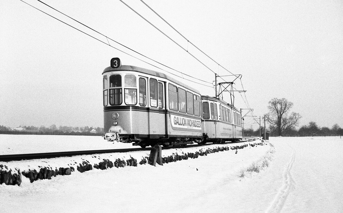 SSB Stuttgart__Am 1.10.78 tauchten die Nummern längst eingestellter Linien auf anderen Strecken wieder auf. Die 3 vom 1961 und 1962 in Etappen eingestellten Dreier ersetzte die 31 auf der alten Filderbahnstrecke Vaihingen - Plieningen. Bis diese Strecke als (erste Stadtbahn-)Linie 1985 zur U3 wurde. Im Bild: GT4 722 mit Bw kurz vor Plieningen an der 'Weiche Beiberg'.__08-01-1981