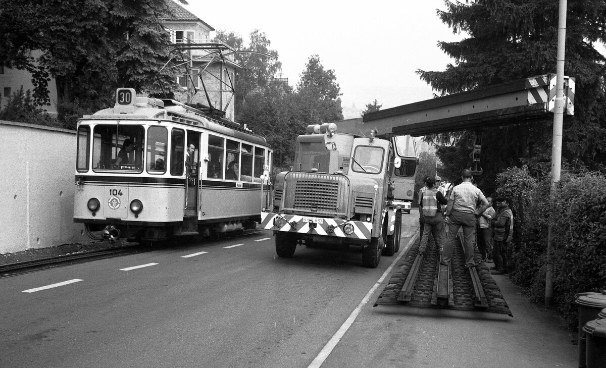 SSB Stuttgart__Arbeitsfahrzeuge der SSB in den 70er und 80er Jahren. Wo der Schienenkran nicht hinkam mußte der Autokran (S-HL 687) ran. Hier beim Tausch von Gleisjochen der Zahnradbahn ob. der Haltestelle 'Pfaffenweg'.__11-06-1976