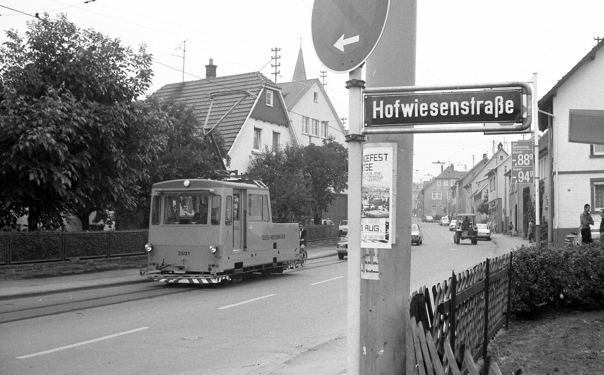 SSB Stuttgart__Arbeitsfahrzeuge der SSB in den 70er und 80er Jahren. Der Matisa (CH) Gleismess-Tw 2501 von 1971 in Gerlingen anläßlich einer Fahrzeug-Schau des SMS (Straßenbahnmuseum Stuttgart)     zum 50-jähr.Jubiläum der einst eigenständigen Straßenbahn Feuerbach-Weil im Dorf -Gerlingen. Der 2501 bekam 1983 die Nr. 2031 und wurde 1995 an die Stadtwerke Bielefeld verkauft.__03-09-1977   [Fz.daten lt. 'Stuttgarter Straßenbahnen Band IV (2000)']