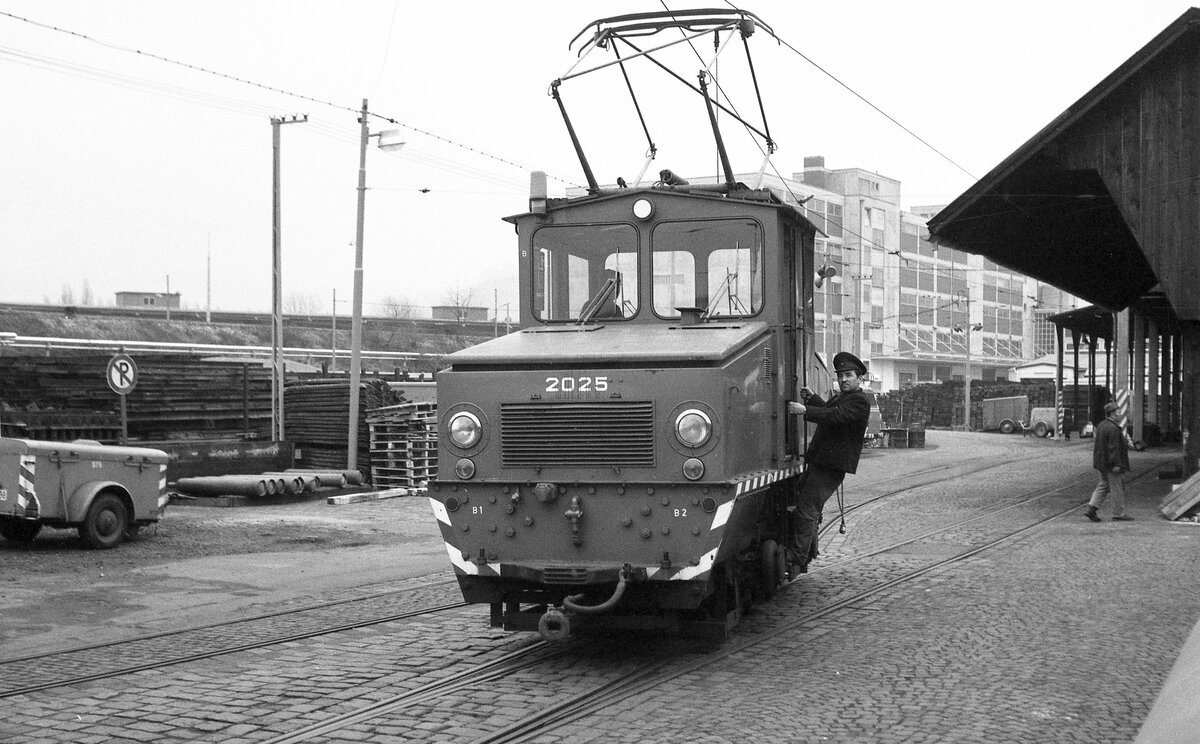 SSB Stuttgart__Arbeitsfahrzeuge der SSB in den 70er und 80er Jahren. A-Lok 2025 [ME/BBC 1946; Vk 1984 an Straßenb.Würzburg] rangiert im Gleisbauhof S-Wangen__09-01-1976