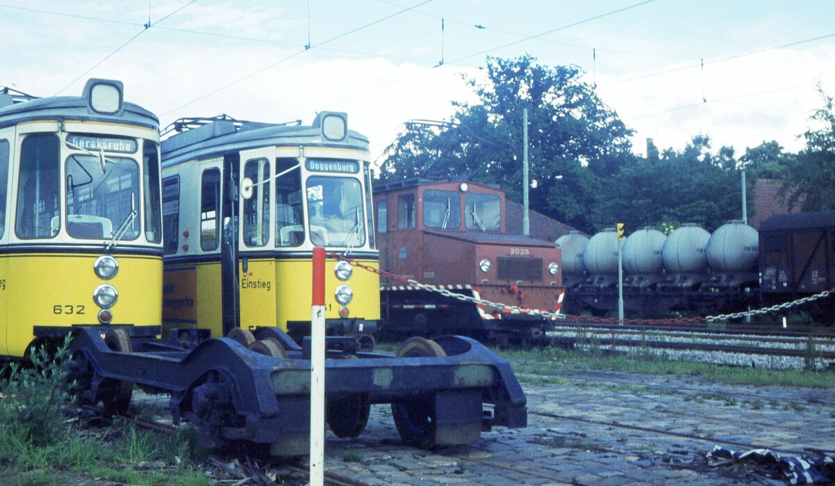 SSB Stuttgart__Arbeitsfahrzeuge der SSB in den 70er und 80er Jahren. A-Lok 2025 [ME/BBC 1946; Vk 1984 an Straßenb.Würzburg] im Bahnhofsgelände S-Möhringen. Auch wenn auf diesen Gleisen viele Jahre lang die Verschrottung ausgedienter Wagen vorgenommen wurde, waren die gezeigten Fahrzeuge davon nicht betroffen:GT4 Nr.632 [ME 1963] und daneben vermutl. 551 [ME 1960; 1992 > Halberstadt 155] warten hier auf ihren Umbau zu geführten Tw in der Hw. 632 ist heute im Strab.museum Stuttgart zu besichtigen. Dazu ganz hinten ein G-Zug der Filderbahn und ganz vorn vermutlich ein  übrig gebliebenes  UG von hier abgewrackten 1300er-Bw, deren UGe in den Jahren davor auch für neu gebaute Schüttgut-ABw verwendet wurden.__11-06-1971