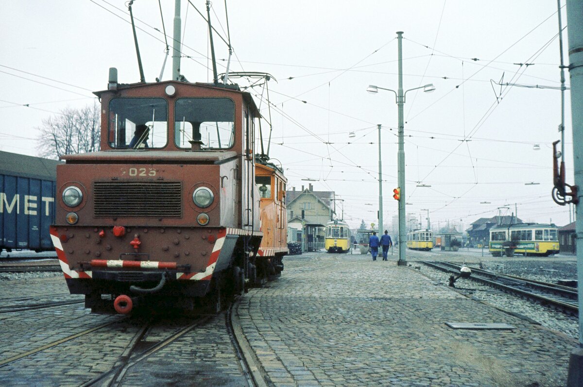 SSB Stuttgart__Arbeitsfahrzeuge der SSB in den 70er und 80er Jahren. A-Lok 2025 [ME/BBC 1946; Vk 1984 an Straßenb.Würzburg] mit Schleif-Lok 2005 vor den Wagenhallen in S-Möhringen. Im Hintergrund Züge der Linie 31, links ein kleiner Ausschnitt eines Metzeler Güterwagens auf Normalspurgleis der Filderbahn.__07-03-1974
