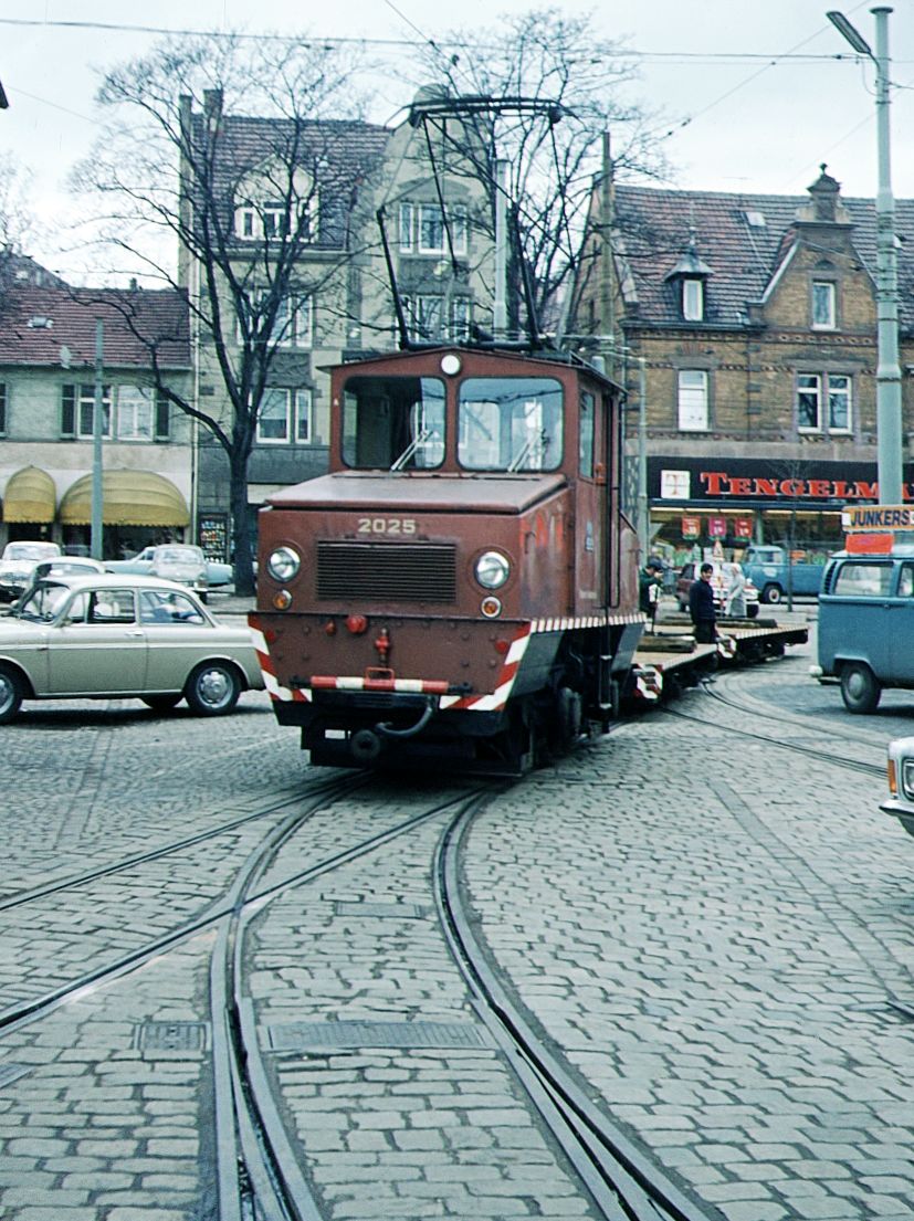 SSB Stuttgart__Arbeitsfahrzeuge der SSB in den 70er und 80er Jahren. A-Lok 2025 [ME/BBC 1946; Vk 1984 an Straßenb.Würzburg] mit 2 Flachwagen in der Einfahrt zur oberen Halle Ostheim an der Ostendstraße.__04-04-1972