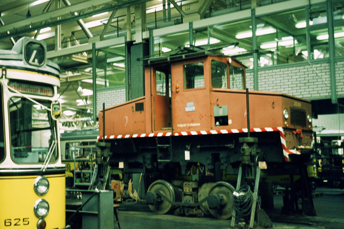 SSB Stuttgart__Arbeitsfahrzeuge der SSB in den 70er und 80er Jahren. A-Lok 2025 [ME/BBC 1946; Vk 1984 an Straßenb.Würzburg]  mit GT4 Nr.625 [ME 1963; 1997> Arad] in der Hw S-Möhringen.__07-1973