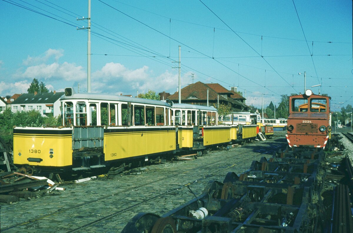 SSB Stuttgart__Arbeitsfahrzeuge der SSB in den 70er und 80er Jahren. Endstation für A-Lok 2024 [ME/BBC 1946] auf den  Schrottgleisen  im Bf. S-Möhringen. Von den 1300er-Bw : 1379, 1380 und 1385, allesamt Bj. 1950 [Fuchs, HD], eigentlich seit 1972 vorgesehen für das Straßenbahnmuseum Hannover, aber wohl nicht abgeholt, ist ein halbes Jahr später nur noch ein trauriger Rest zu sehen. Dazu gekommen sind noch mehrere B2 (1500/1600er-Serie, Fuchs HD, der Jahre 1954-57). A-Lok 2024 schaut noch etwas ramponierter aus. Dafür verließen im selben Monat die Bw 1330 und 1369 zusammen mit dem GS-Tw 859 den Möhringer Bhf. via Rungenwagen nach Hannover.__10-1973