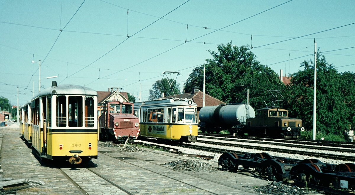 SSB Stuttgart__Arbeitsfahrzeuge der SSB in den 70er und 80er Jahren. Endstation für A-Lok 2024 [ME/BBC 1946] auf den  Schrottgleisen  im Bf. S-Möhringen. Hier kann sie sich noch von vilen alten  Zeitgenossen  verabschieden, von den vollspurigen G-Loks der Filderbahn (ganz rechts), von den GT4 und sogar einigen 1300er-Bw : 1379, 1380 und 1385, allesamt Bj. 1950 [Fuchs, HD], eigentlich seit 1972 vorgesehen für das Straßenbahnmuseum Hannover, aber nicht abgeholt, und somit auch an ihrer endgültigen Endstation angekommen. Dafür verließen im selben Monat die Bw 1330 und 1369 zusammen mit dem GS-Tw 859 den Möhringer Bhf. via Rungenwagen nach Hannover. 2003 kehrte 859 in bedauernswertem Zustand nach Stuttgart zurück, und die Aktiven der SHB (Stuttgarter Historische Straßenbahnen e.V.) werden noch einige Zeit mit der Rekonstruktion -als Tw 714 im Outfit der Auslieferung 1939- zu tun haben. (Bw 1369 gelangte 1990 zurück nach Stuttgart, Bw 1330 im Jahr 2011 als Museumswagen Nr.65II nach Ulm).__06-08-1973 