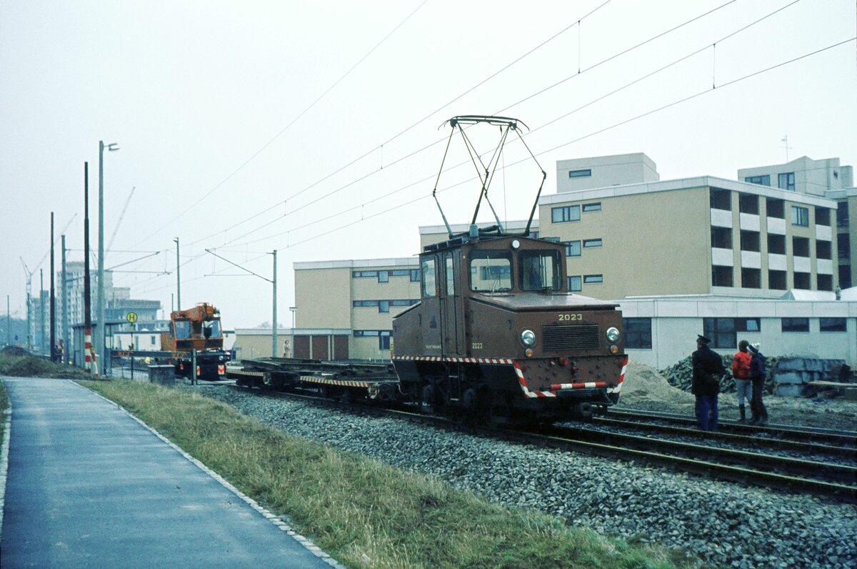 SSB Stuttgart__Arbeitsfahrzeuge der SSB in den 70er und 80er Jahren. A-Lok 2023 [ME/BBC 1946] mit zwei Schienenwagen und Schienenkran 'Bavaria' 2502 bei der Haltestelle 'Salzäcker' beim 2-gleisigen Ausbau dieses Abschnitts der Strecke nach Plieningen.__07-03-1974