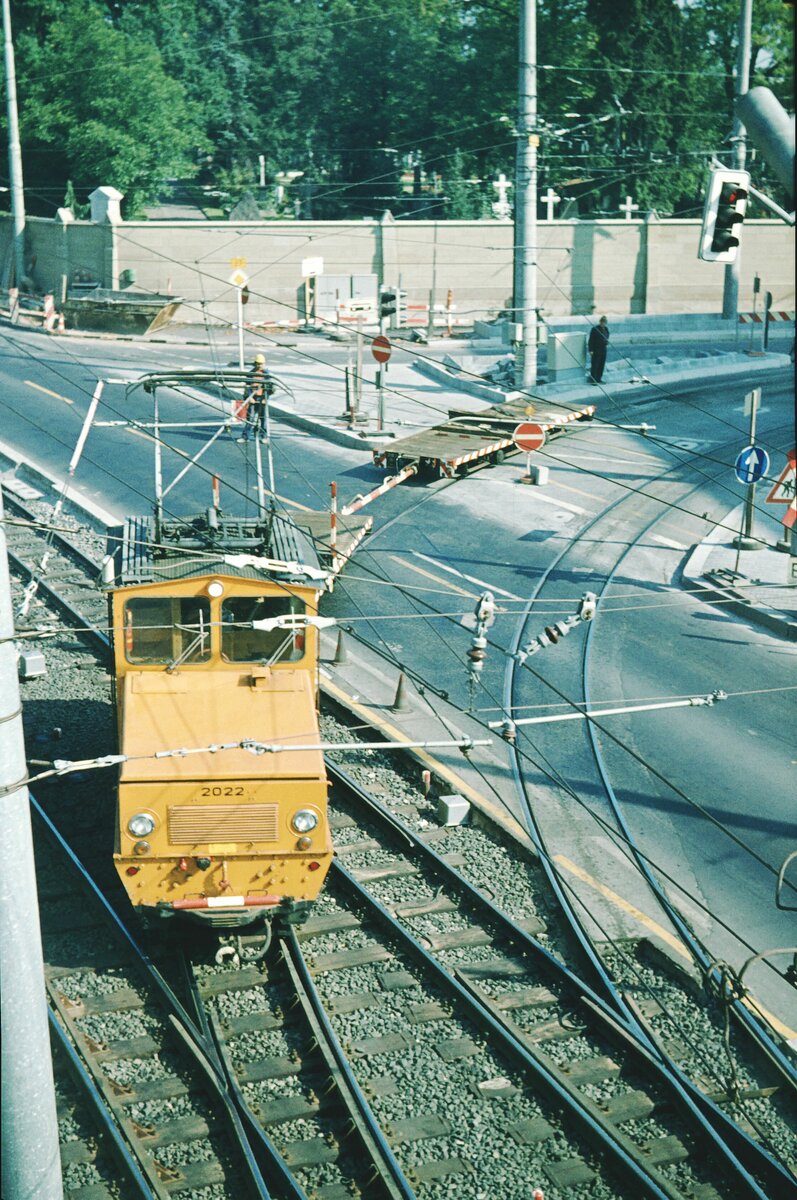 SSB Stuttgart__Arbeitsfahrzeuge der SSB in den 70er und 80er Jahren. A-Lok 2022 [ME/BBC 1946] +1979 mit zwei Plattformwagen biegt aus der Friedhofstr. in die Heilbronner Straße ein, Richtung Innenstadt.__28-09-1977