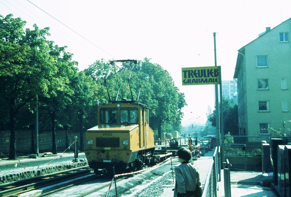 SSB Stuttgart__Arbeitsfahrzeuge der SSB in den 70er und 80er Jahren. A-Lok 2022 [ME/BBC 1946] +1979 mit zwei Plattformwagen in der Friedhofstr.__28-09-1977