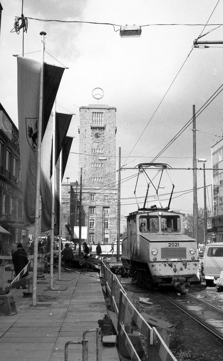 SSB Stuttgart__Arbeitsfahrzeuge der SSB in den 70er und 80er Jahren. A-Lok 2021 [ME/BBC 1946; +1995] in der Königstraße.__03-04-1976
