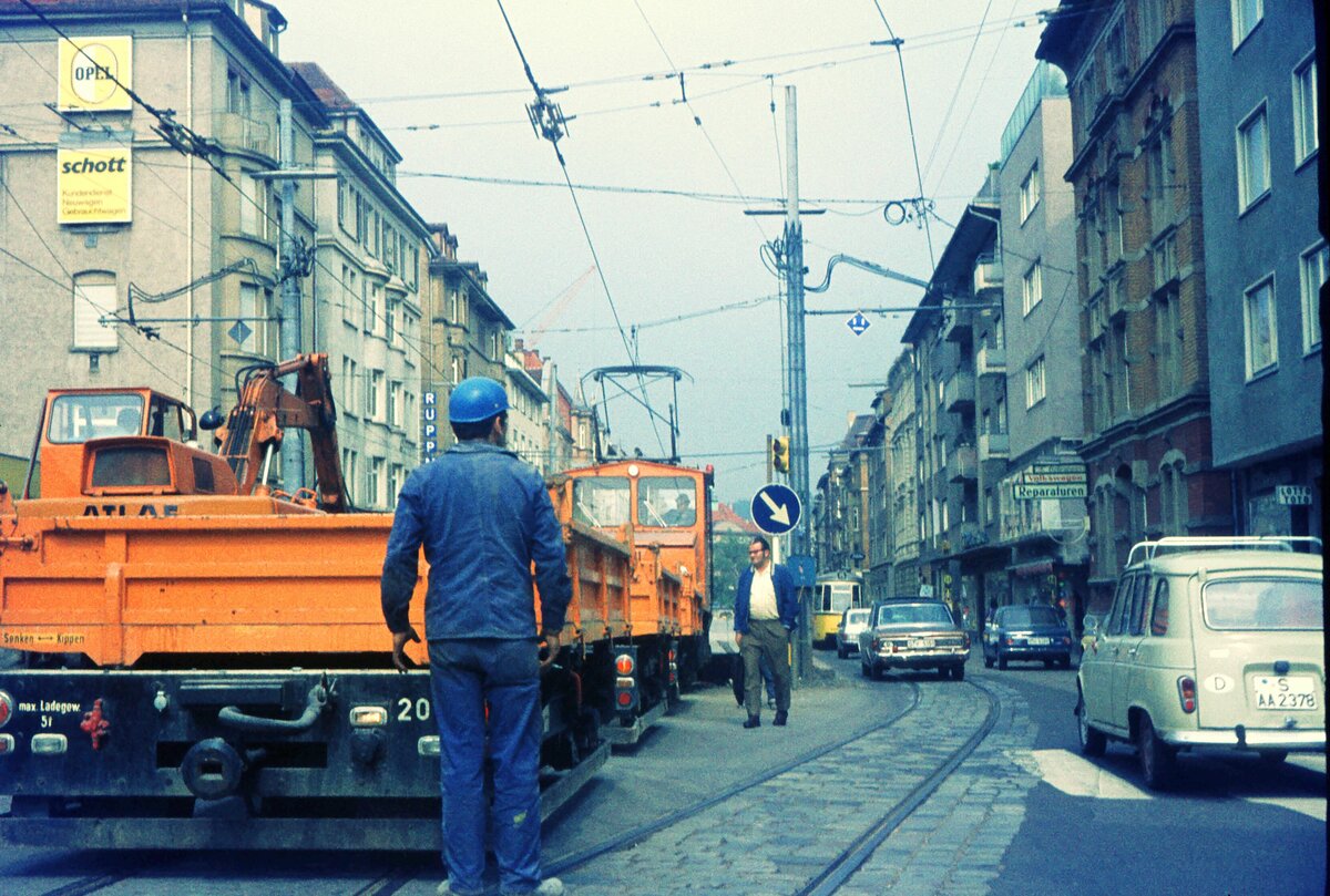 SSB Stuttgart__Arbeitsfahrzeuge der SSB in den 70er und 80er Jahren. Achtung, hier wird gearbeitet ! A-Lok 2021 [ME/BBC 1946; +1995] mit drei Kipploren an der Tunnel-Rampe in der Böblinger Straße zum Marienplatz.__06-1971