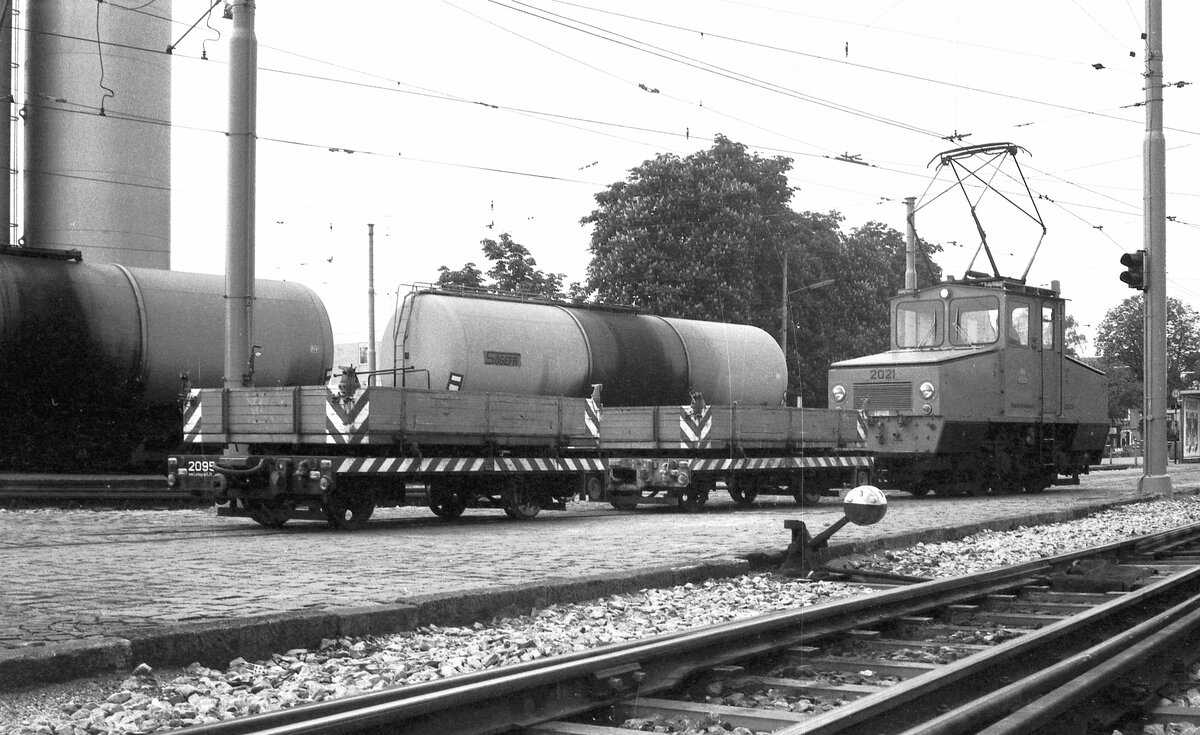 SSB Stuttgart__Arbeitsfahrzeuge der SSB in den 70er und 80er Jahren. A-Lok 2021 [ME/BBC 1946; +1995] mit zwei Schüttgutwagen, einer davon Nr.2095 [1966 von SSB auf ex Bw 1339 UG aufgebaut; +1995]. Dahinter zu sehen Tankwagen, die von den SSB Vollspur-Elloks zwischen S-Vaihingen und S-Möhringen befördert wurden.__08-06-1976