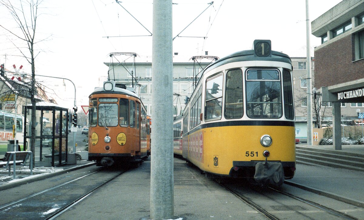 SSB Stuttgart__Arbeitsfahrzeuge der SSB in den 70er und 80er Jahren. Schleifwagen-Duo 2002+2003 in der Endschleife der Linie 1 in Fellbach. Daneben GT4 Nr.551 [ME 1960; 1992 >Halberstadt 155].__Winter 1985/86 