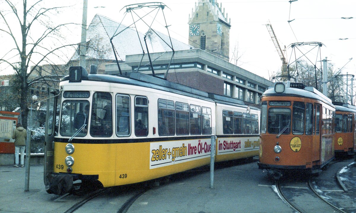 SSB Stuttgart__Arbeitsfahrzeuge der SSB in den 70er und 80er Jahren. Schleifwagen-Duo 2002+2003 in der Endschleife der Linie 1 in Fellbach. Daneben GT4 Nr.439 [ME 1961; 2008 >Iasi].__Winter 1985/86 