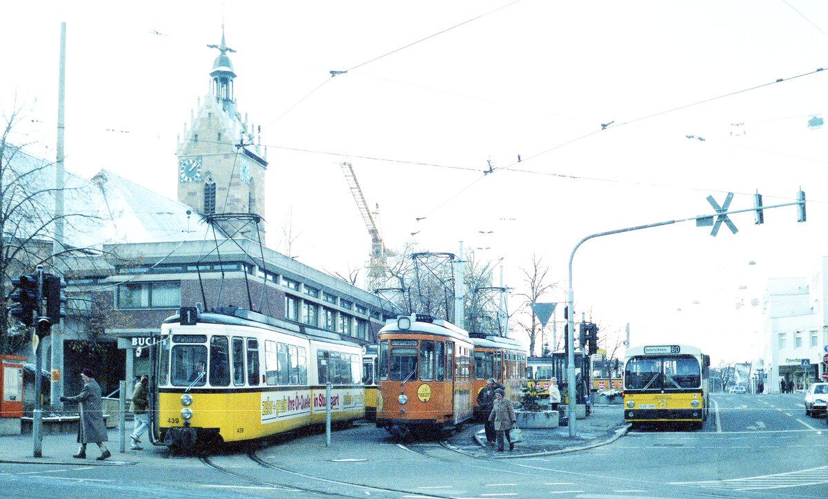 SSB Stuttgart__Arbeitsfahrzeuge der SSB in den 70er und 80er Jahren. Schleifwagen-Duo 2002+2003 in der Endschleife der Linie 1 in Fellbach. Daneben GT4 Nr.439 [ME 1961; 2008 >Iasi] und ein Standard-Bus auf Linie 60.__Winter 1985/86. 