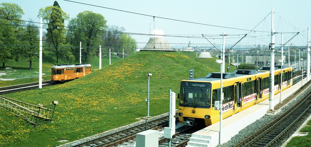 SSB Stuttgart__Arbeitsfahrzeuge der SSB in den 70er und 80er Jahren. Schienenschleifwagen 2003 ex 823 [ME 1957] und 2002 ex 822 [ME 1957],wie meist im Duett unterwegs, bei den Mineralbädern in S-Berg fahren Richtung 'Wilhelma'.Im Vordergrund ein S-DT8.4-Zug der Linie 1, hinterstellt auf dem Stumpfgleis.__05-1986