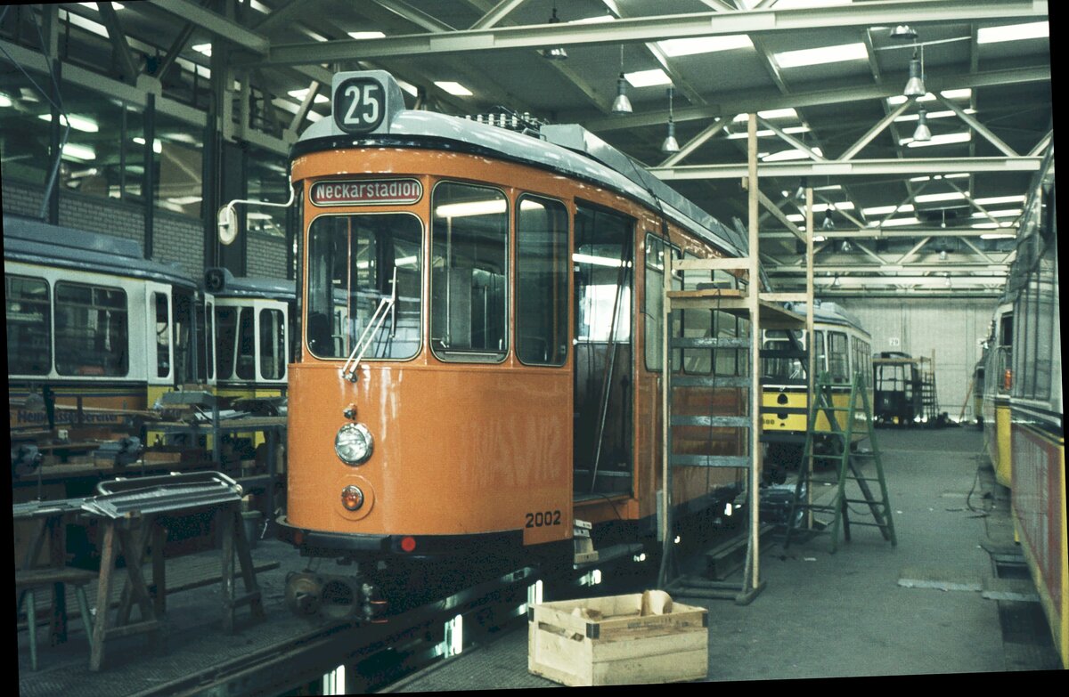 SSB Stuttgart__Arbeitsfahrzeuge der SSB in den 70er und 80er Jahren. In der Hw entsteht die nächste Generation Schleif-Tw. ATw 2002 ex Tw 822 [ME 1957] im neuen Farbkleid.__03-04-1974