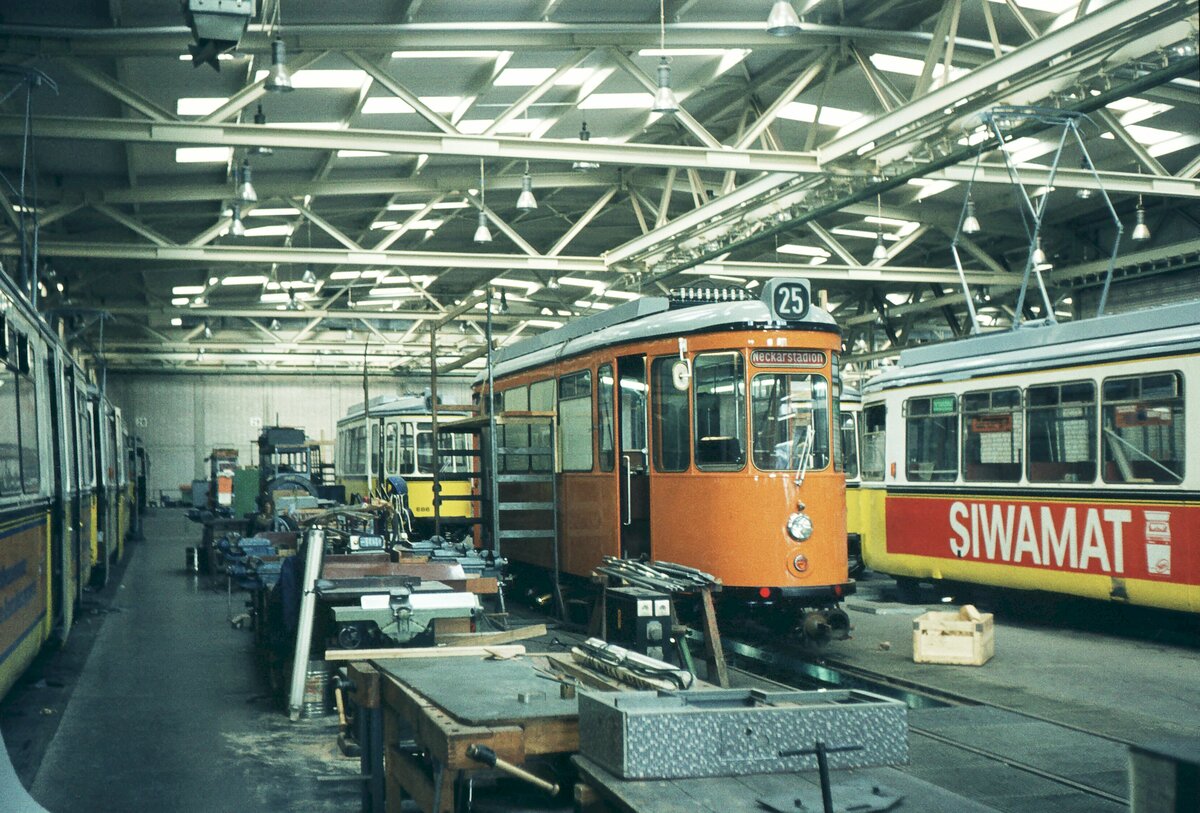 SSB Stuttgart__Arbeitsfahrzeuge der SSB in den 70er und 80er Jahren. In der Hw entsteht die nächste Generation Schleif-Tw. ATw 2002 ex Tw 822 [ME 1957] im neuen Farbkleid.__03-04-1974